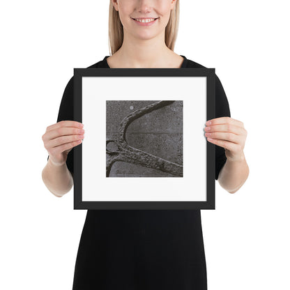 Minimalist art framed matte paper poster in black frame featuring the 'Anchor (B&W)' photo art. / フレーム付きマットペーパーポスター（ブラックフレーム）：「アンカー（錨・モノクロ）」のフォトアートを配したミニマリストデザイン。