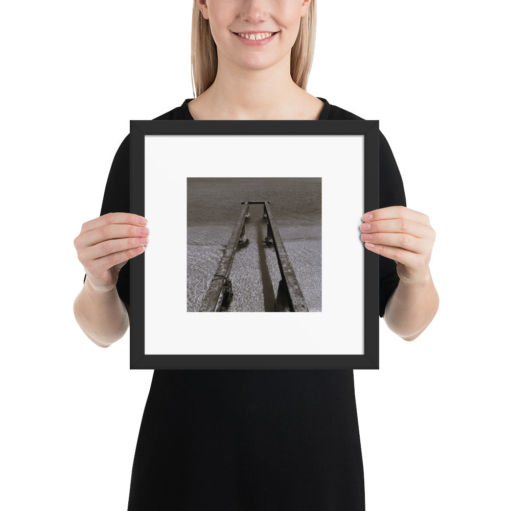Minimalist art framed matte paper poster in black frame featuring the 'Sea and Pier (B&W)' photo art. / フレーム付きマットペーパーポスター（ブラックフレーム）：「海と桟橋（モノクロ）」のフォトアートを配したミニマリストデザイン。