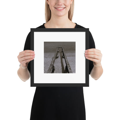 Minimalist art framed matte paper poster in black frame featuring the 'Sea and Pier (B&W)' photo art. / フレーム付きマットペーパーポスター（ブラックフレーム）：「海と桟橋（モノクロ）」のフォトアートを配したミニマリストデザイン。