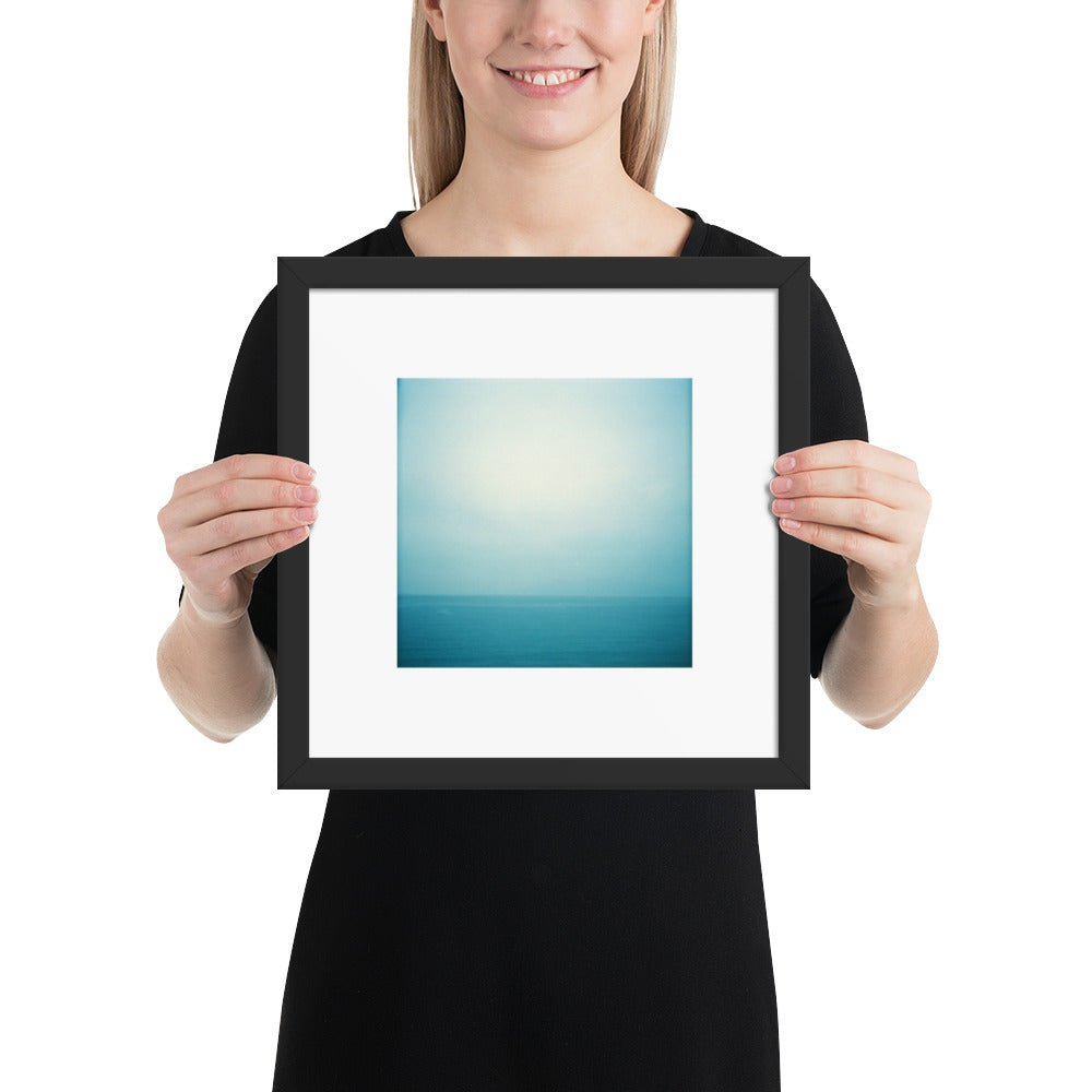 Minimalist art framed matte paper poster in black frame featuring the 'Ocean Horizon' photo art. / フレーム付きマットペーパーポスター（ブラックフレーム）：「海の水平線」のフォトアートを配したミニマリストデザイン。