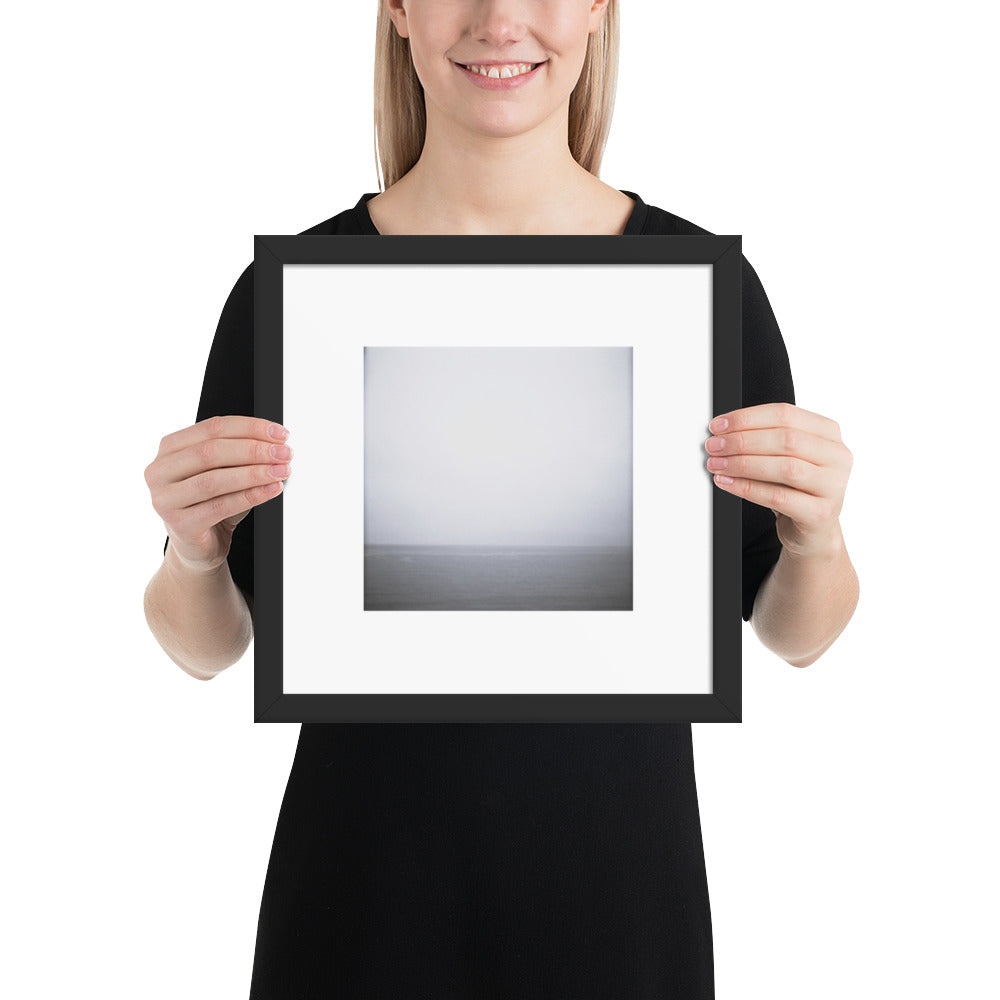 Minimalist art framed matte paper poster in black frame featuring the 'Ocean Horizon (B&W)' photo art. / フレーム付きマットペーパーポスター（ブラックフレーム）：「オーシャンホライズン (モノクロ)」のフォトアートを配したミニマリストデザイン。