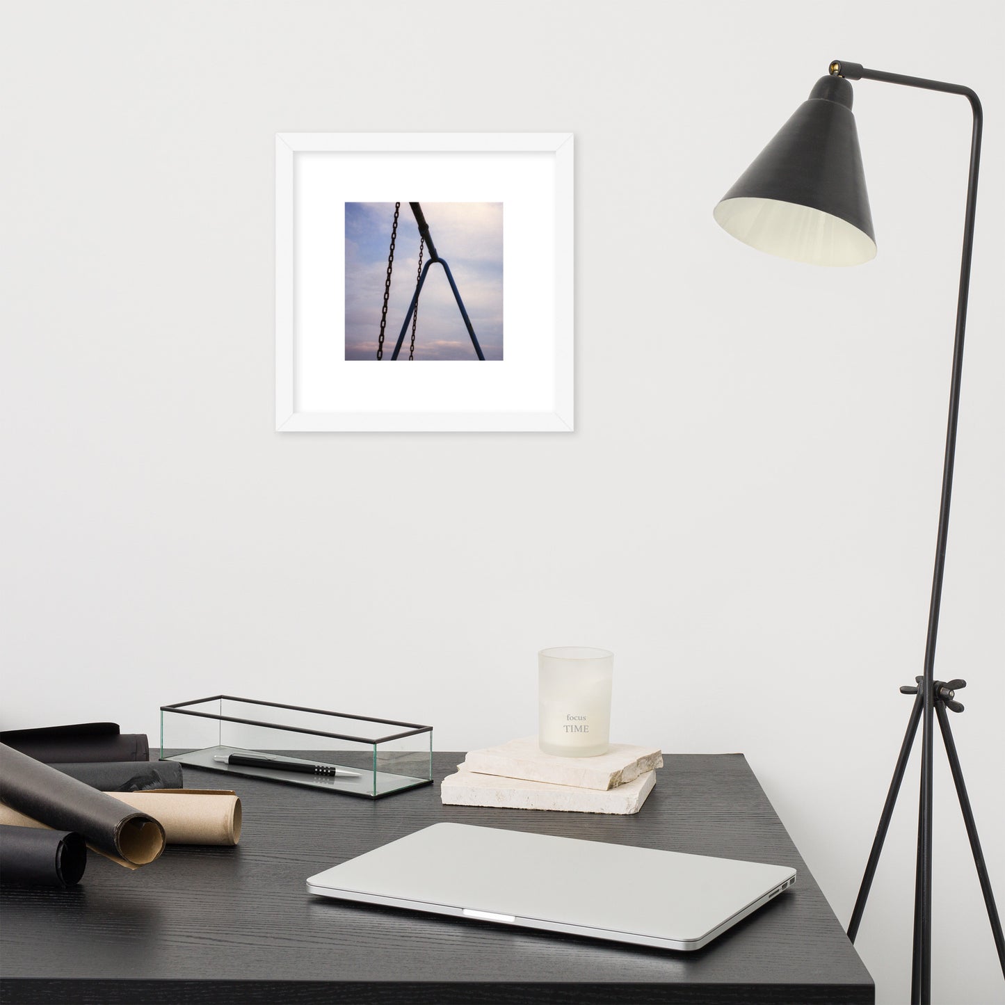 【White】
Minimalist mode street style framed matte paper poster featuring a playground swing photo print with a white wood frame / モードストリート系デザインのポスター（ホワイト）、公園のブランコの写真プリント、木製白フレーム付き