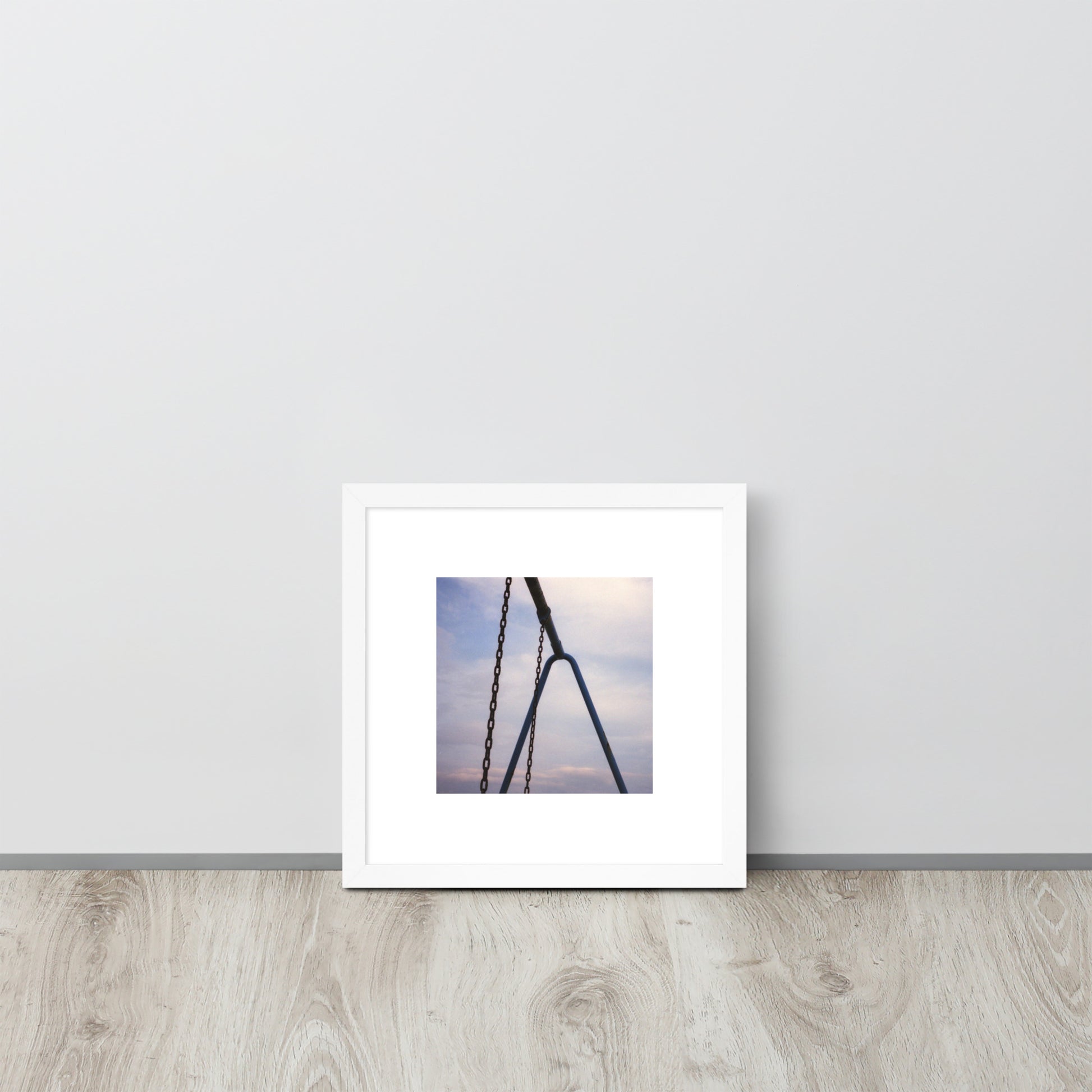 【White】
Minimalist mode street style framed matte paper poster featuring a playground swing photo print with a white wood frame / モードストリート系デザインのポスター（ホワイト）、公園のブランコの写真プリント、木製白フレーム付き