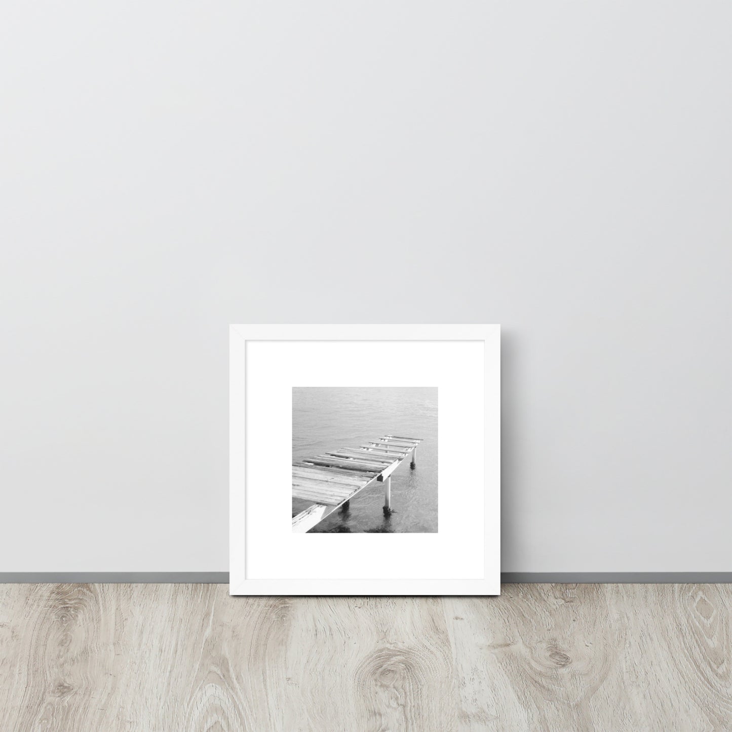 【White】
Minimalist mode style framed matte paper poster with a 'Sea and Pier' black and white photo print and a white frame / モードストリート系ポスター、「桟橋と海」のモノクロ写真プリント、ホワイトフレーム