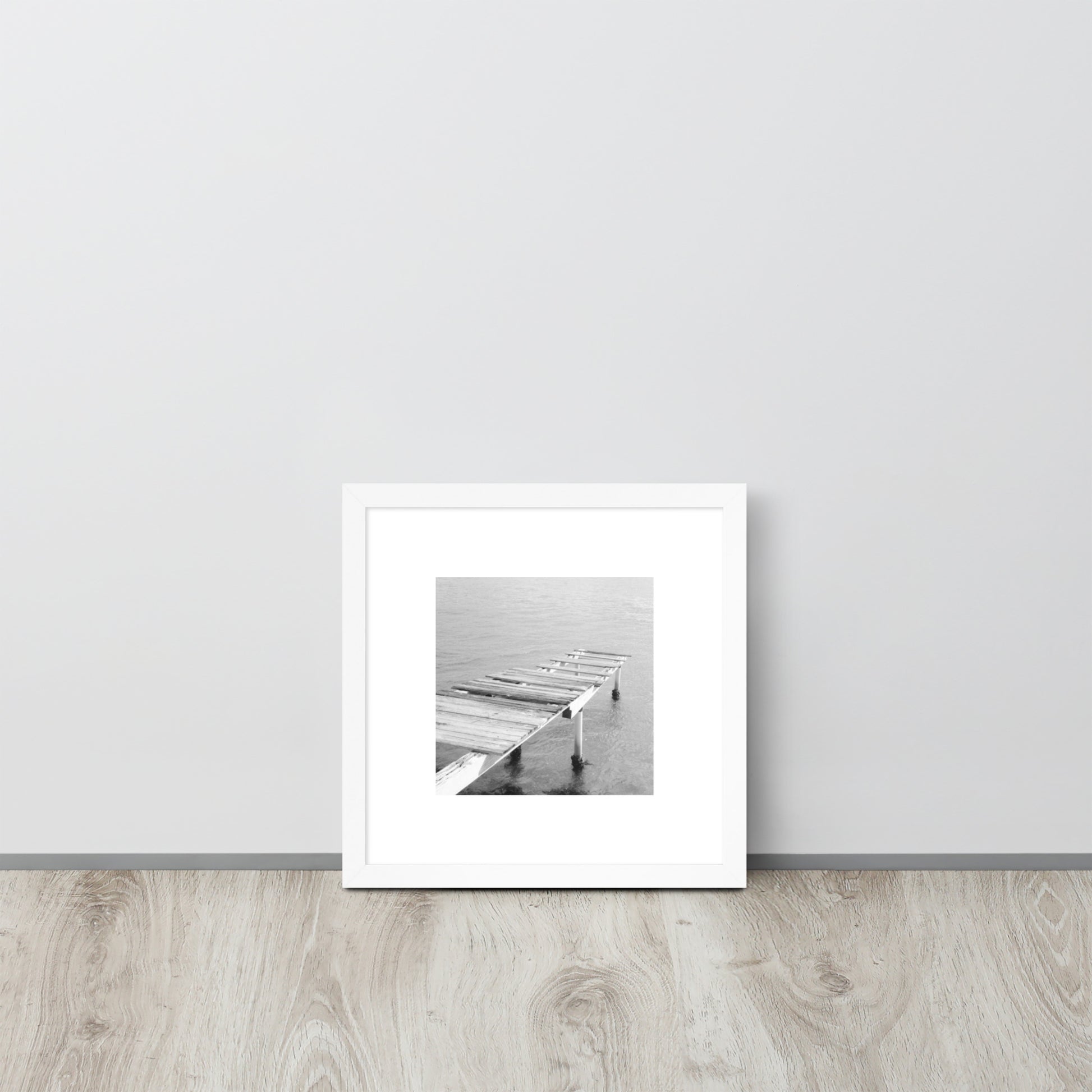 【White】
Minimalist mode style framed matte paper poster with a 'Sea and Pier' black and white photo print and a white frame / モードストリート系ポスター、「桟橋と海」のモノクロ写真プリント、ホワイトフレーム