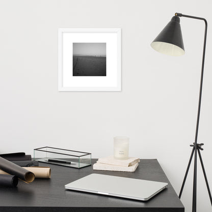 【White Frame】
Minimalist mode style framed matte paper poster with a 'Beach and People' black and white photo print and a white frame / モードストリート系フレーム付きポスター（ホワイトフレーム）、「ビーチと人々」のモノクロ写真プリント（インテリアポスター）