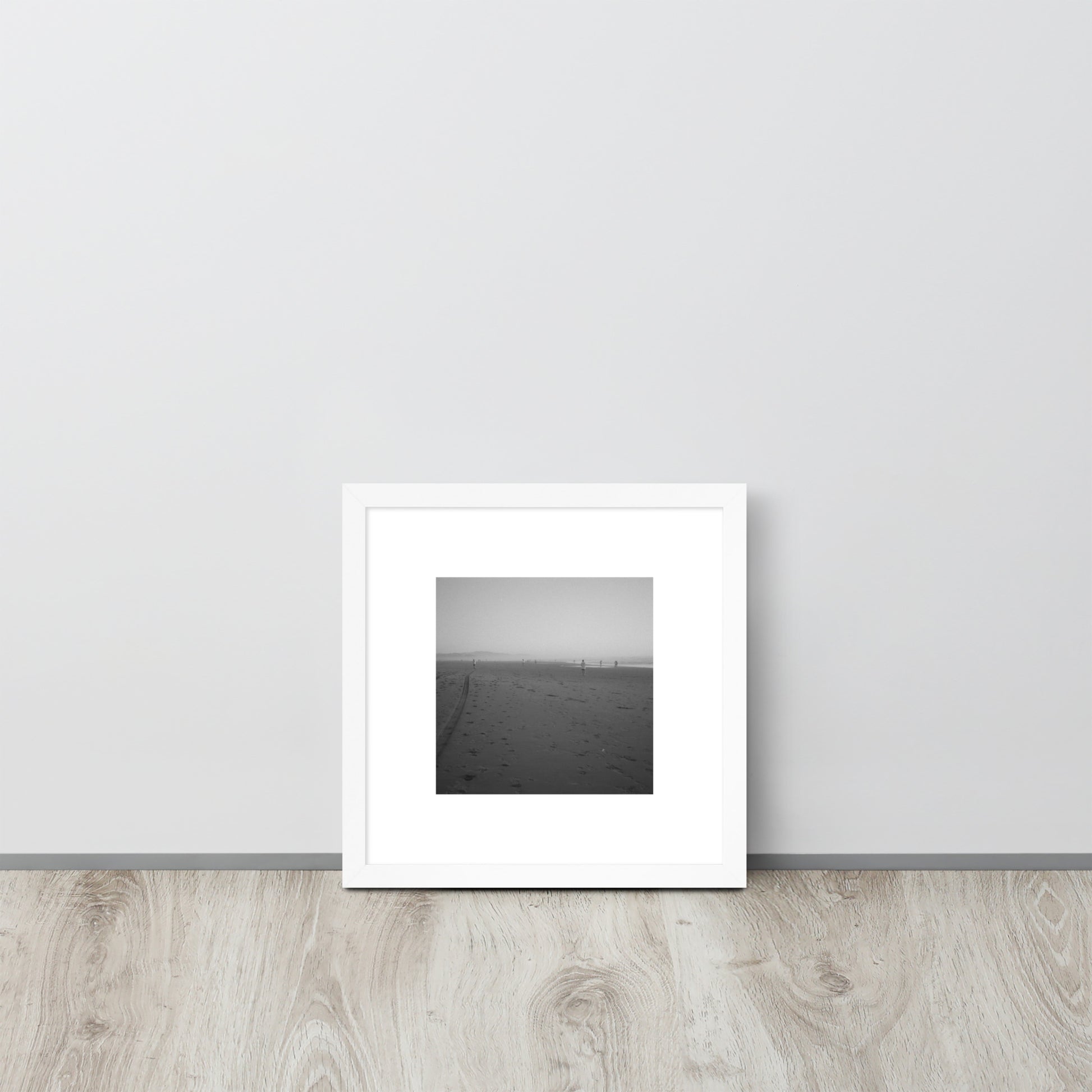 【White Frame】
Minimalist mode style framed matte paper poster with a 'Beach and People' black and white photo print and a white frame / モードストリート系フレーム付きポスター（ホワイトフレーム）、「ビーチと人々」のモノクロ写真プリント（インテリアポスター）