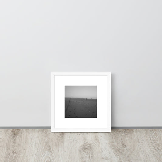 【White Frame】
Minimalist mode style framed matte paper poster with a 'Beach and People' black and white photo print and a white frame / モードストリート系フレーム付きポスター（ホワイトフレーム）、「ビーチと人々」のモノクロ写真プリント（インテリアポスター）