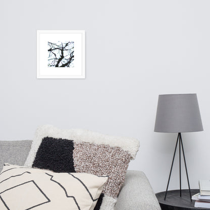 Minimalist mode style framed matte paper poster with a 'Bare Tree' art print and white frame / モードストリート系フレーム付きマット紙ポスター、「Bare Tree（枯れ木）」のアートプリント（ホワイトフレーム）
