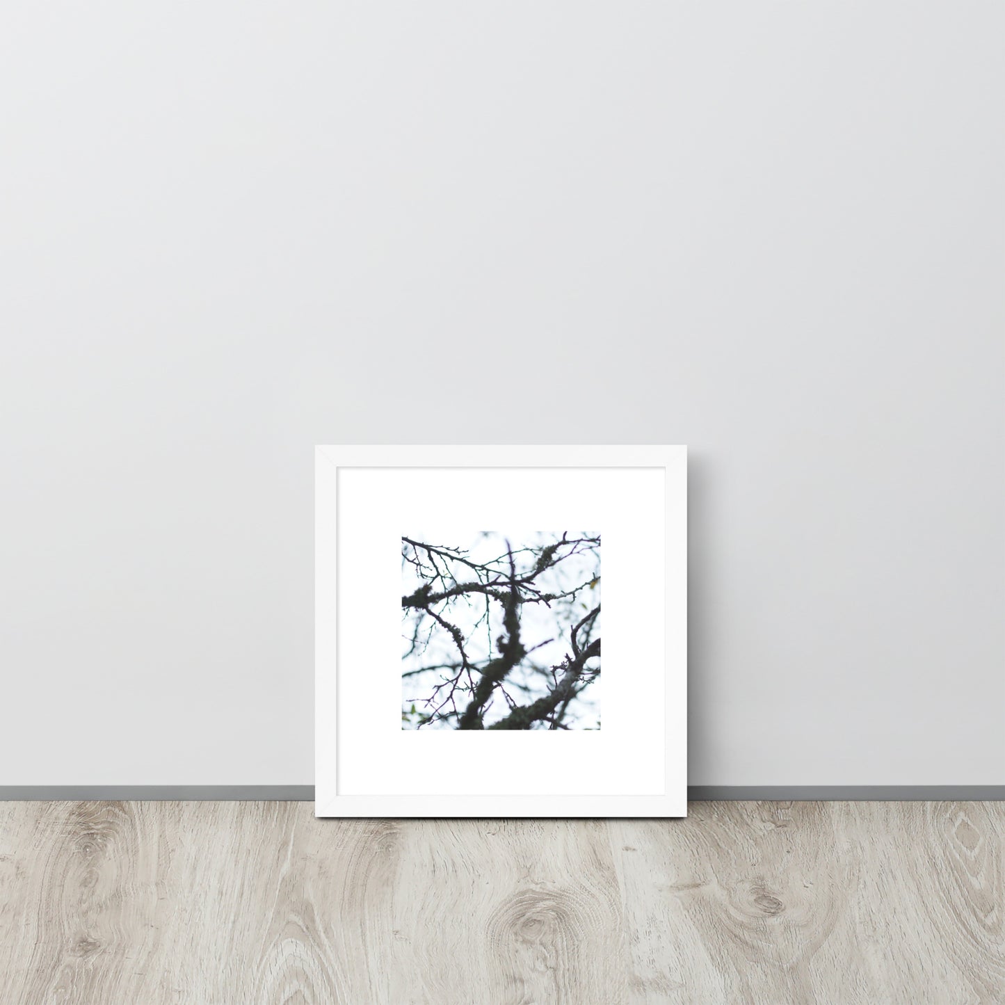 Minimalist mode style framed matte paper poster with a 'Bare Tree' art print and white frame / モードストリート系フレーム付きマット紙ポスター、「Bare Tree（枯れ木）」のアートプリント（ホワイトフレーム）