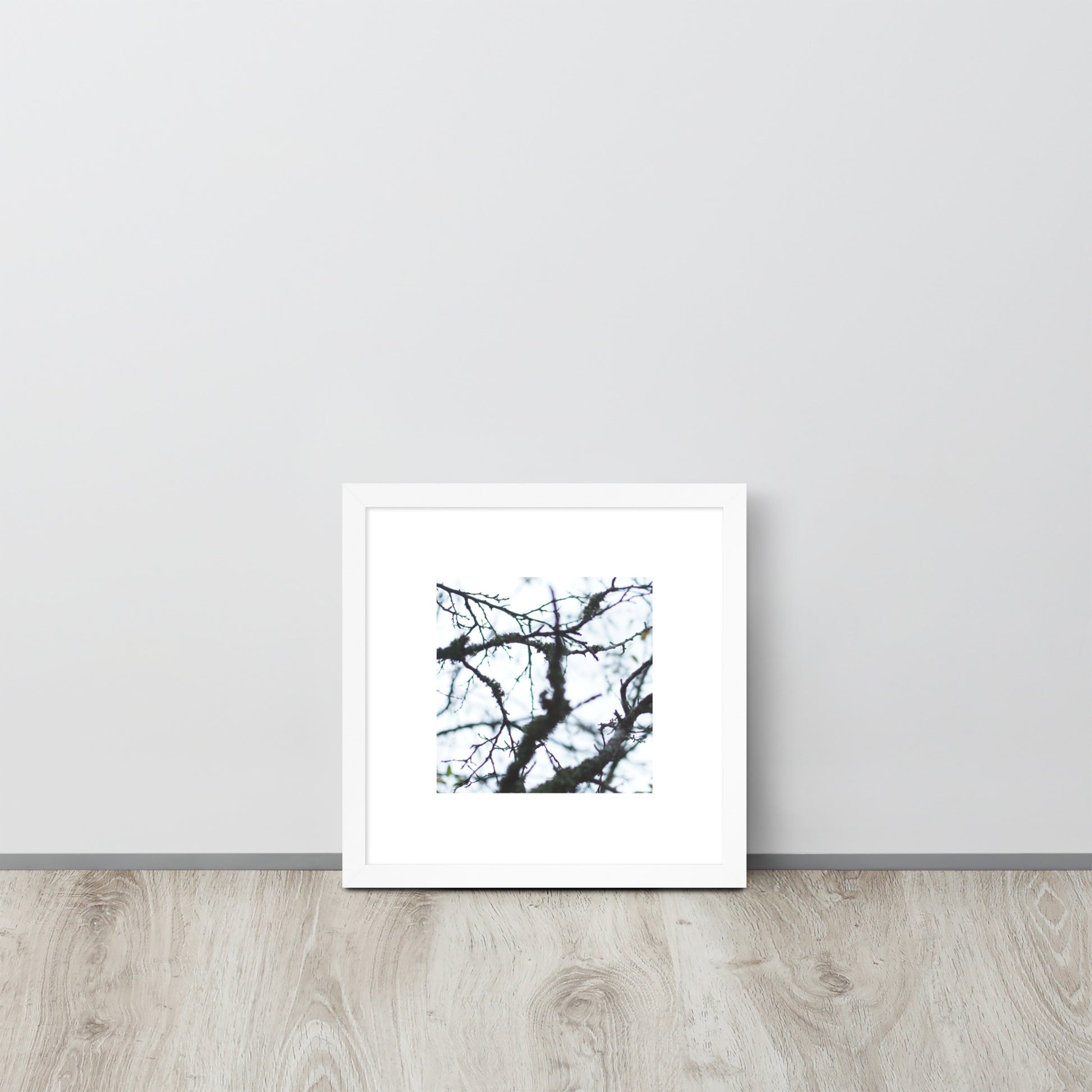 Minimalist mode style framed matte paper poster with a 'Bare Tree' art print and white frame / モードストリート系フレーム付きマット紙ポスター、「Bare Tree（枯れ木）」のアートプリント（ホワイトフレーム）