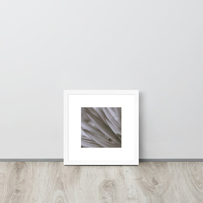 Minimalist style premium wall art featuring a black and white photograph of a Yucca plant, displayed in a sleek matte white frame. A clean, sophisticated piece of botanical home decor, perfect for modern and bright interior design. / モードストリート系インテリアに最適なユッカ植物のモノクロ写真アートポスター。マットホワイトフレーム付きのミニマリスト・デザイン。