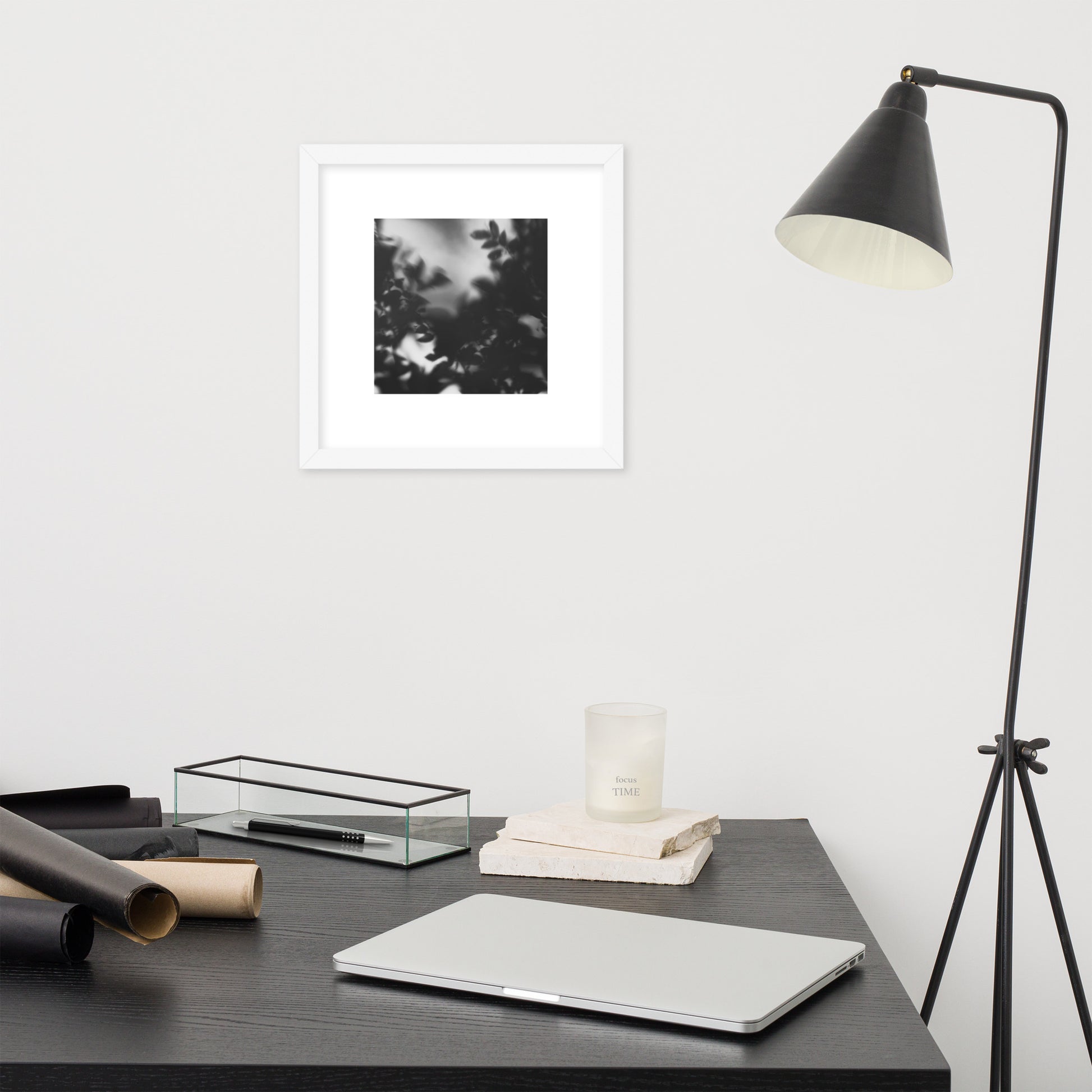 Minimalist streetwear style framed wall art in matte white, featuring a 'Tree Branches' B&W photograph. / Tree Branches（木の枝）B&W 額装ポスター（ホワイトフレーム）：クリーンな白枠がモダンな空間を演出する、モードストリート系ミニマリスト・インテリアアート。