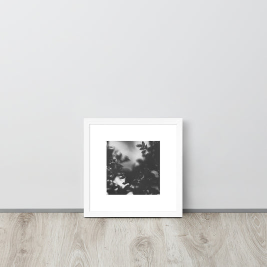 Minimalist streetwear style framed wall art in matte white, featuring a 'Tree Branches' B&W photograph. / Tree Branches（木の枝）B&W 額装ポスター（ホワイトフレーム）：クリーンな白枠がモダンな空間を演出する、モードストリート系ミニマリスト・インテリアアート。