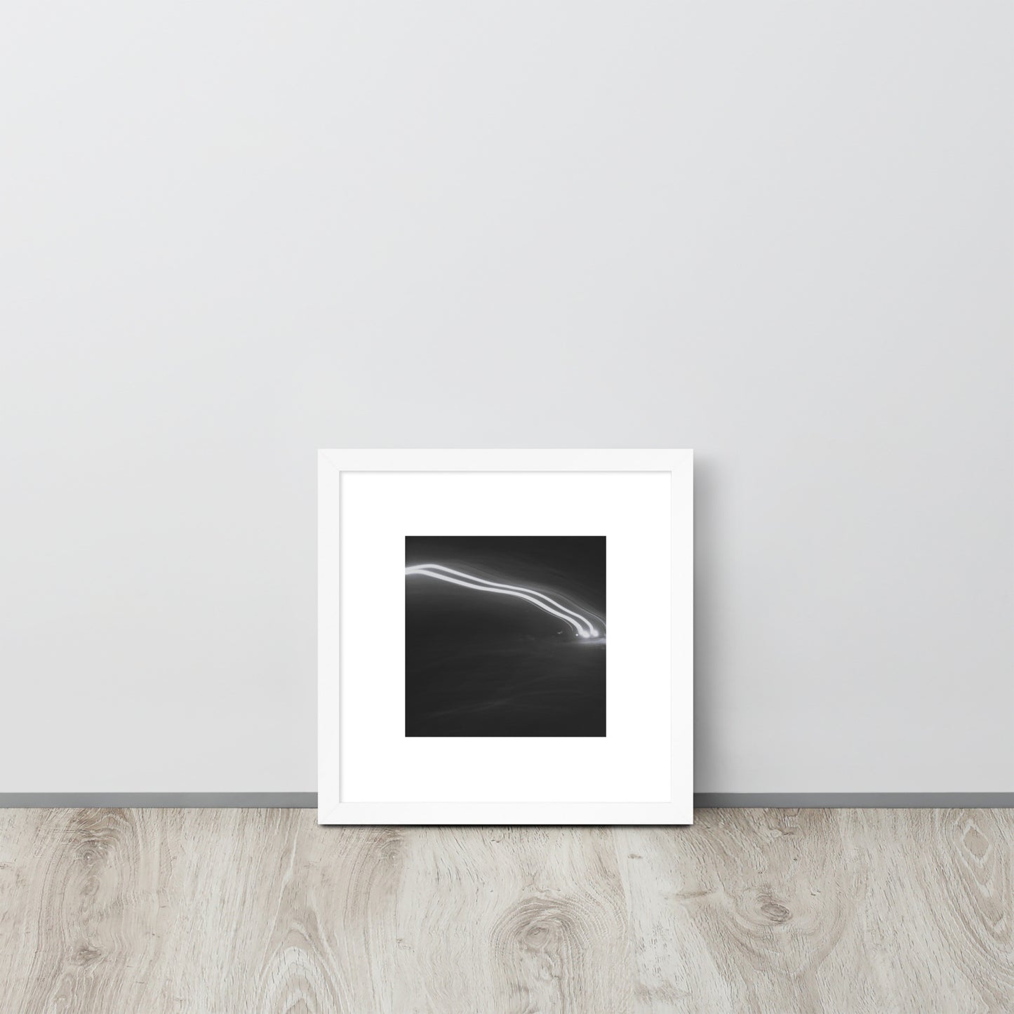 Minimalist streetwear style framed wall art in matte white, featuring a 'Night Car Lights' B&W photograph. / Night Car Lights (B&W) 額装ポスター（ホワイトフレーム）：クリーンな白枠がモダンな空間を演出する、モノクロ夜景のモードストリート系インテリアアート。
