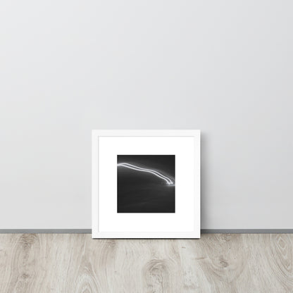 Minimalist streetwear style framed wall art in matte white, featuring a 'Night Car Lights' B&W photograph. / Night Car Lights (B&W) 額装ポスター（ホワイトフレーム）：クリーンな白枠がモダンな空間を演出する、モノクロ夜景のモードストリート系インテリアアート。