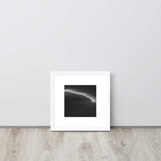 Minimalist streetwear style framed wall art in matte white, featuring a 'Night Car Lights' B&W photograph. / Night Car Lights (B&W) 額装ポスター（ホワイトフレーム）：クリーンな白枠がモダンな空間を演出する、モノクロ夜景のモードストリート系インテリアアート。