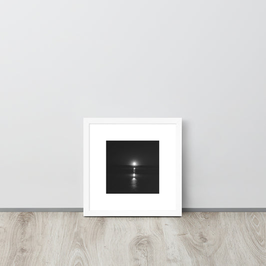 Minimalist streetwear style framed wall art in matte white, featuring the 'Ocean Sunbeams (B&W)' photograph. / 「Ocean Sunbeams (B&W)」額装ポスター（ホワイトフレーム）：クリーンな白枠が空間を引き立てる、海と光のモノクローム・アートポスター。