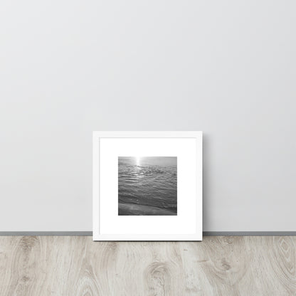 Minimalist mode style framed poster with a white frame, featuring the 'Ocean Beach (B&W)' photograph. / 「Ocean Beach (B&W)」フレーム付ポスター（ホワイト）：打ち寄せる波をモノクロで捉えた、モダンでミニマルなインテリアポスター。