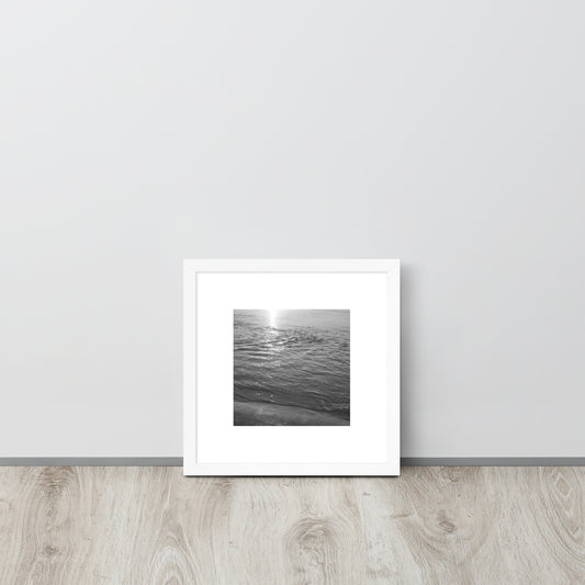 Minimalist mode style framed poster with a white frame, featuring the 'Ocean Beach (B&W)' photograph. / 「Ocean Beach (B&W)」フレーム付ポスター（ホワイト）：打ち寄せる波をモノクロで捉えた、モダンでミニマルなインテリアポスター。