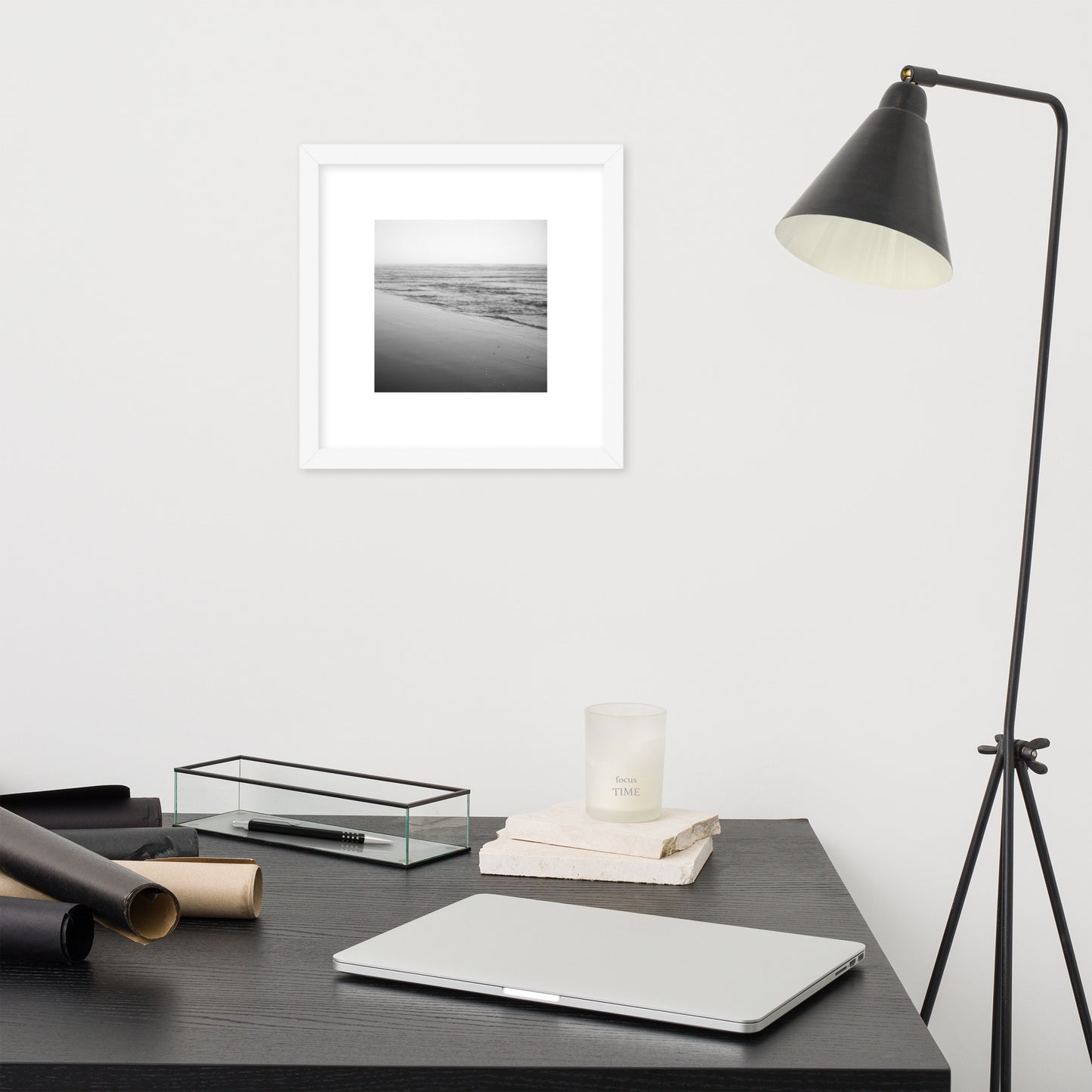 Minimalist framed art print featuring 'Ocean Beach (B&W)' photo art in a white matte frame. / フロントに「オーシャン・ビーチ（モノクロ）」のフォトアートプリントを配した、ホワイトフレームの額装ポスター。