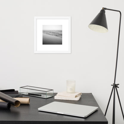 Minimalist framed art print featuring 'Ocean Beach (B&W)' photo art in a white matte frame. / フロントに「オーシャン・ビーチ（モノクロ）」のフォトアートプリントを配した、ホワイトフレームの額装ポスター。