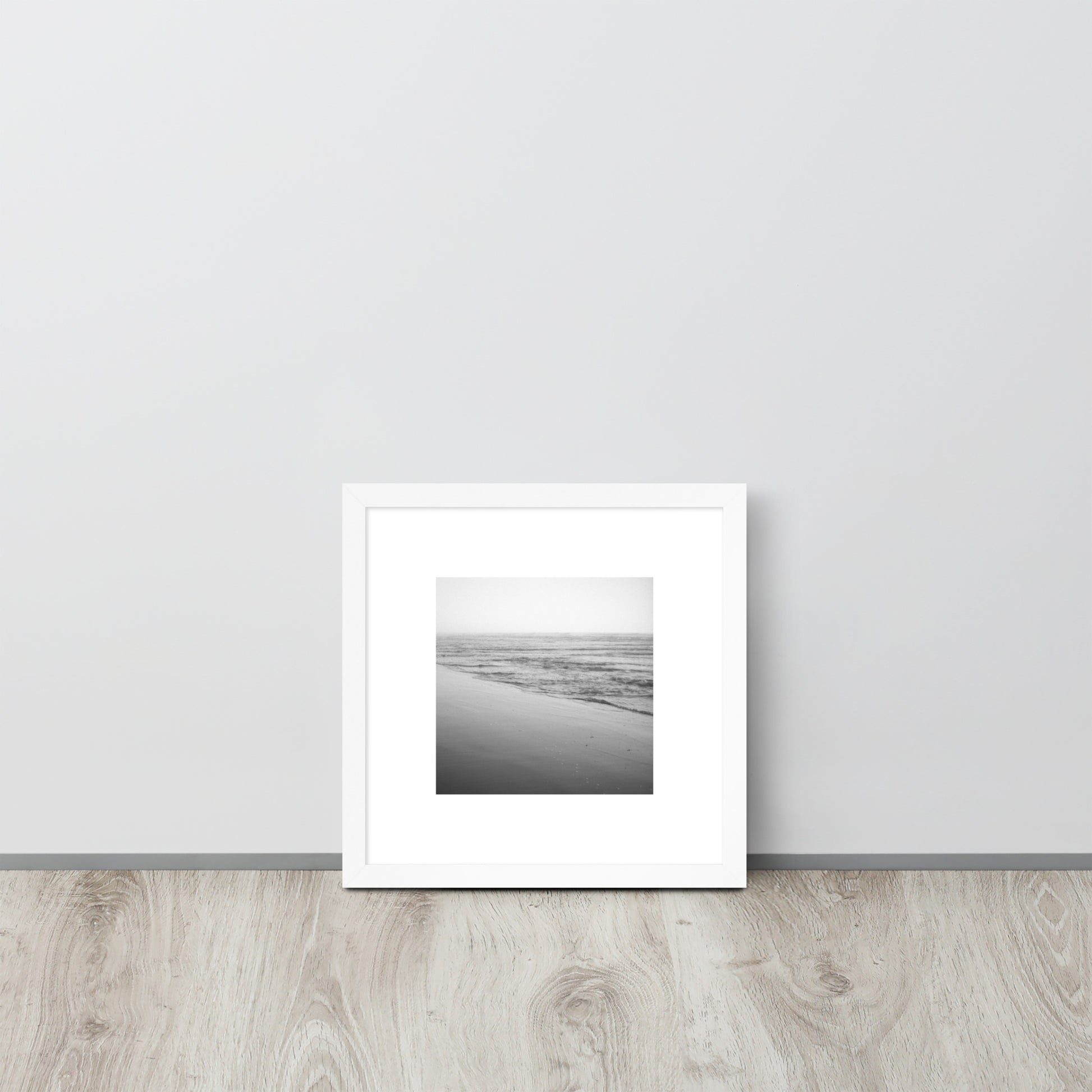 Minimalist framed art print featuring 'Ocean Beach (B&W)' photo art in a white matte frame. / フロントに「オーシャン・ビーチ（モノクロ）」のフォトアートプリントを配した、ホワイトフレームの額装ポスター。
