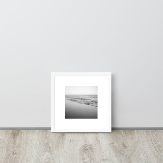 Minimalist framed art print featuring 'Ocean Beach (B&W)' photo art in a white matte frame. / フロントに「オーシャン・ビーチ（モノクロ）」のフォトアートプリントを配した、ホワイトフレームの額装ポスター。