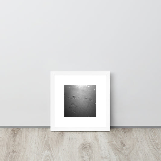 Minimalist art featuring the 'Beach Footprints (B&W)' photo art in a white matte frame. / 「砂浜の足跡（モノクロ）」のフォトアートを収めた、ホワイトフレームの額装品。