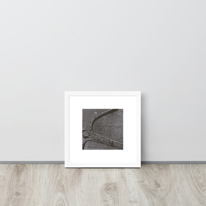 Minimalist art framed matte paper poster in white frame featuring the 'Anchor (B&W)' photo art. / フレーム付きマットペーパーポスター（ホワイトフレーム）：「アンカー（錨・モノクロ）」のフォトアートを配したミニマリストデザイン。