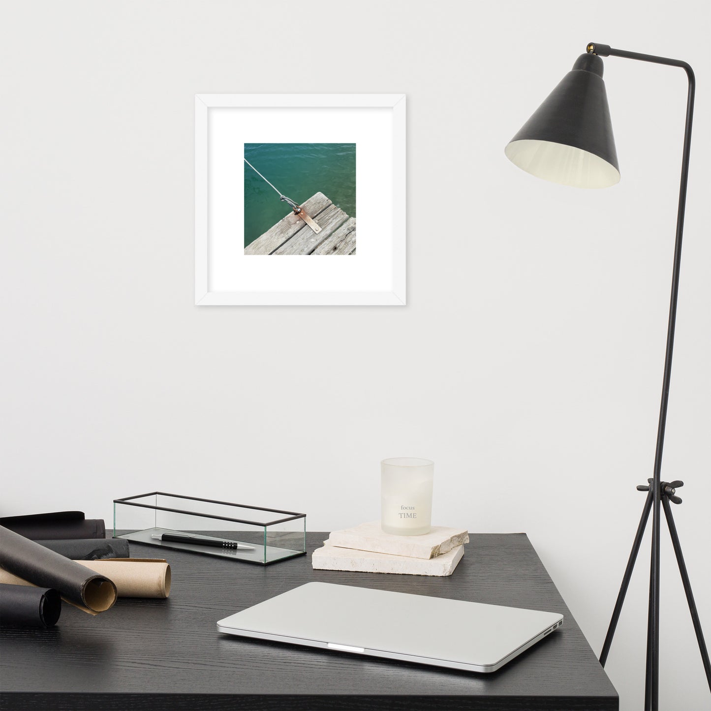 Minimalist art framed matte paper poster in white frame featuring the 'Sea, Pier and Rope' photo art. / フレーム付きマットペーパーポスター（ホワイトフレーム）：「海、桟橋、ロープ」のフォトアートを配したミニマリストデザイン。