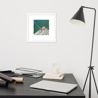 Minimalist art framed matte paper poster in white frame featuring the 'Sea, Pier and Rope' photo art. / フレーム付きマットペーパーポスター（ホワイトフレーム）：「海、桟橋、ロープ」のフォトアートを配したミニマリストデザイン。
