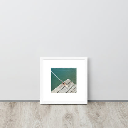 Minimalist art framed matte paper poster in white frame featuring the 'Sea, Pier and Rope' photo art. / フレーム付きマットペーパーポスター（ホワイトフレーム）：「海、桟橋、ロープ」のフォトアートを配したミニマリストデザイン。