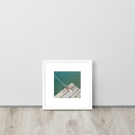 Minimalist art framed matte paper poster in white frame featuring the 'Sea, Pier and Rope' photo art. / フレーム付きマットペーパーポスター（ホワイトフレーム）：「海、桟橋、ロープ」のフォトアートを配したミニマリストデザイン。