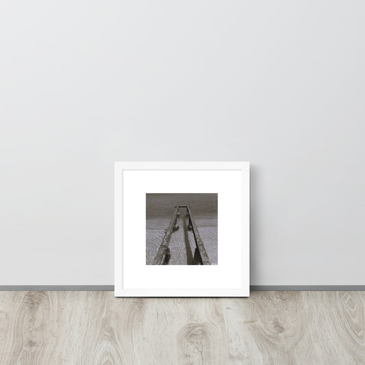 Minimalist art framed matte paper poster in white frame featuring the 'Sea and Pier (B&W)' photo art. / フレーム付きマットペーパーポスター（ホワイトフレーム）：「海と桟橋（モノクロ）」のフォトアートを配したミニマリストデザイン。