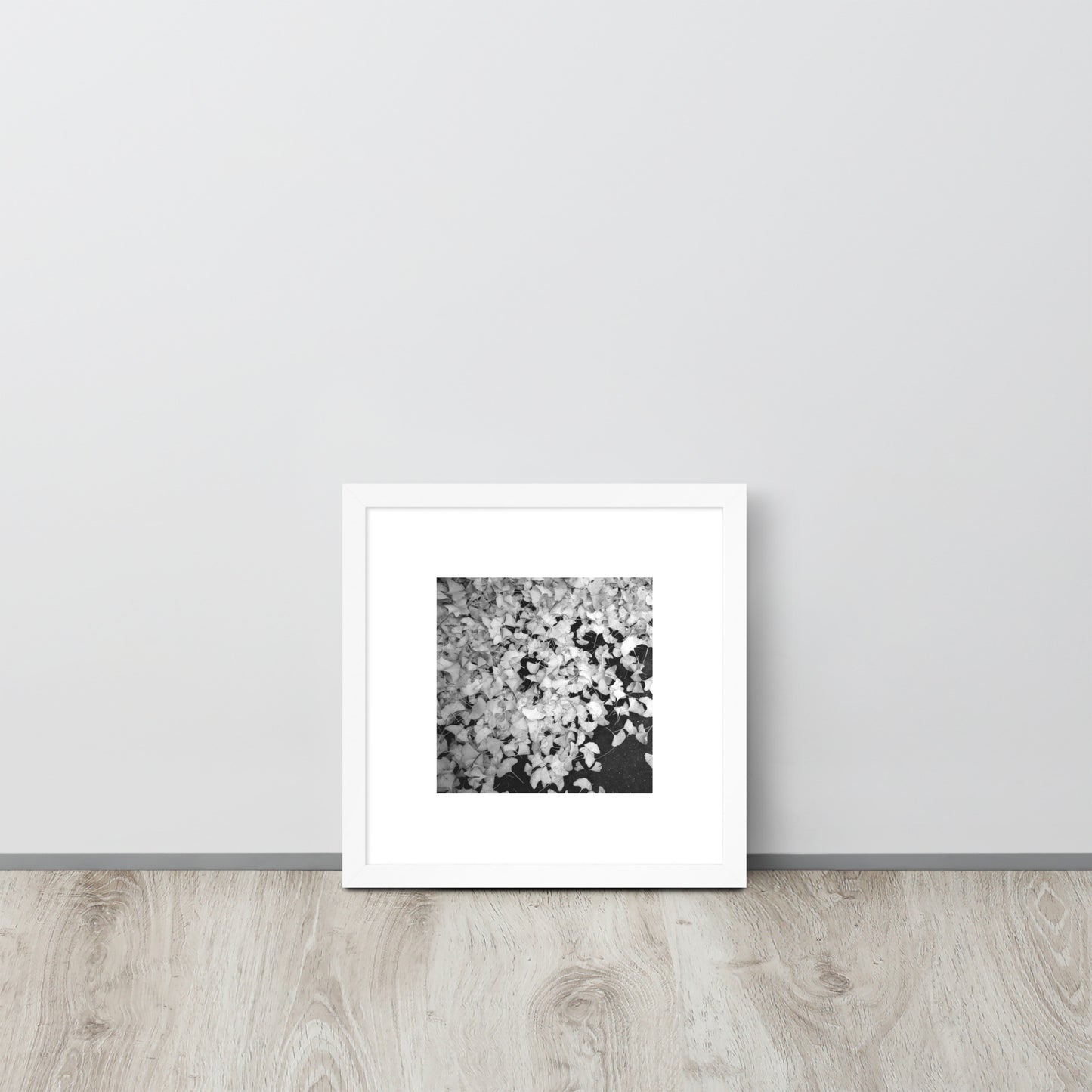 Minimalist art framed matte paper poster in white frame featuring the 'Ginkgo Biloba (B&W)' photo art. / フレーム付きマットペーパーポスター（ホワイトフレーム）：「イチョウ (モノクロ)」のフォトアートを配したミニマリストデザイン。