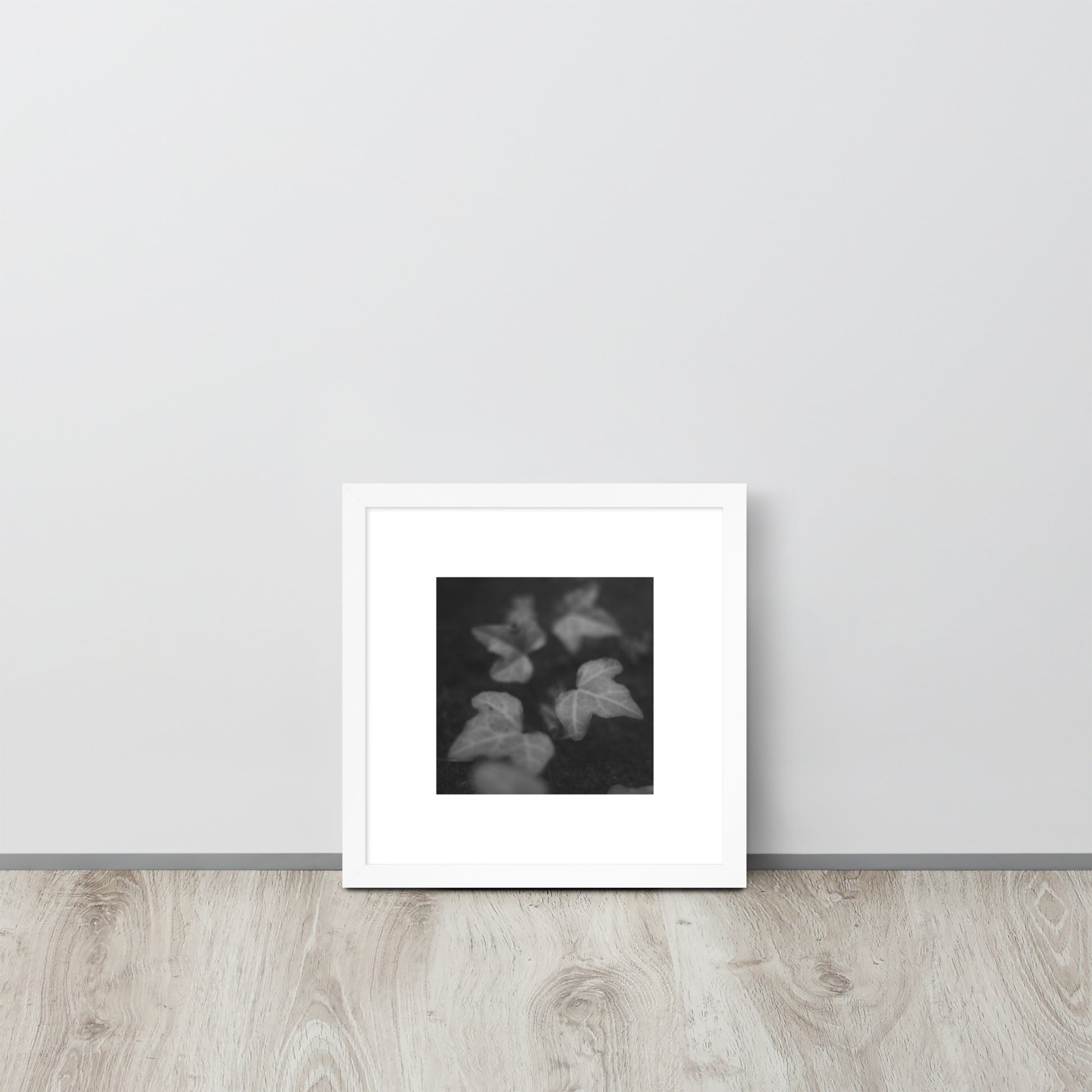 Minimalist streetwear style framed wall art in matte white, featuring an 'Ivy' B&W botanical photograph. / Ivy B&W 額装ポスター（ホワイトフレーム）：クリーンな白枠がモダンな空間を演出する、モードストリート系ミニマリスト・インテリアアート。