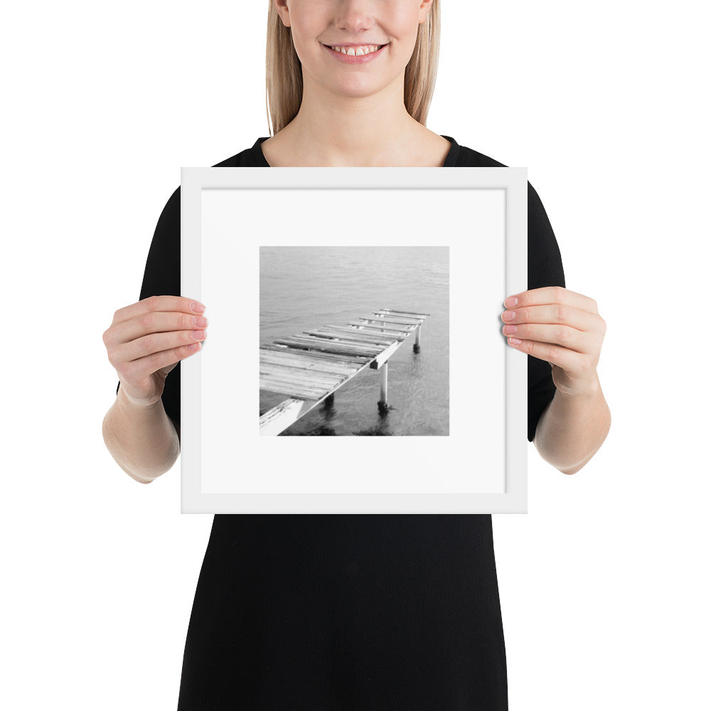 【White】
Minimalist mode style framed matte paper poster with a 'Sea and Pier' black and white photo print and a white frame / モードストリート系ポスター、「桟橋と海」のモノクロ写真プリント、ホワイトフレーム