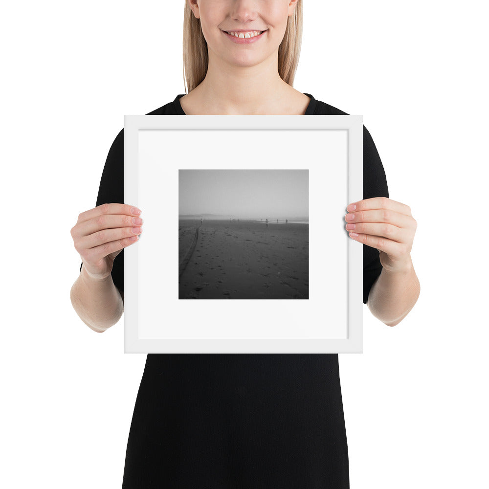 【White Frame】
Minimalist mode style framed matte paper poster with a 'Beach and People' black and white photo print and a white frame / モードストリート系フレーム付きポスター（ホワイトフレーム）、「ビーチと人々」のモノクロ写真プリント（インテリアポスター）