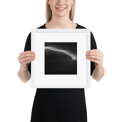 Minimalist streetwear style framed wall art in matte white, featuring a 'Night Car Lights' B&W photograph. / Night Car Lights (B&W) 額装ポスター（ホワイトフレーム）：クリーンな白枠がモダンな空間を演出する、モノクロ夜景のモードストリート系インテリアアート。
