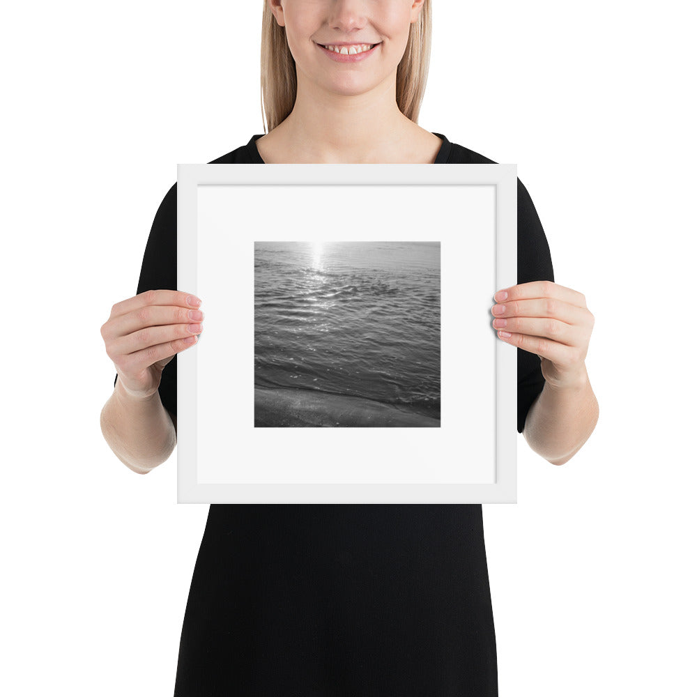 Minimalist mode style framed poster with a white frame, featuring the 'Ocean Beach (B&W)' photograph. / 「Ocean Beach (B&W)」フレーム付ポスター（ホワイト）：打ち寄せる波をモノクロで捉えた、モダンでミニマルなインテリアポスター。