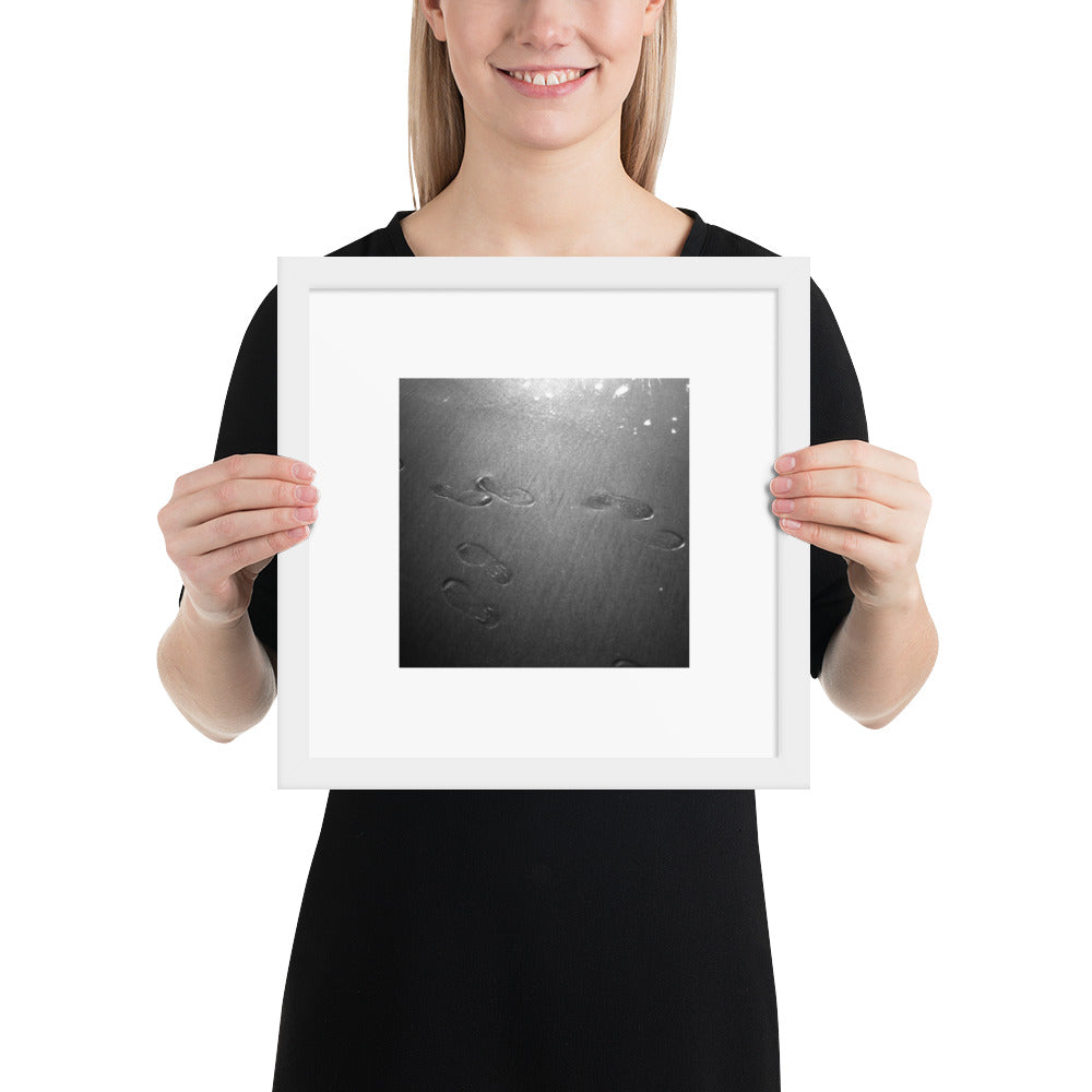 Minimalist art featuring the 'Beach Footprints (B&W)' photo art in a white matte frame. / 「砂浜の足跡（モノクロ）」のフォトアートを収めた、ホワイトフレームの額装品。