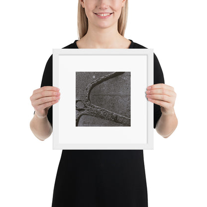 Minimalist art framed matte paper poster in white frame featuring the 'Anchor (B&W)' photo art. / フレーム付きマットペーパーポスター（ホワイトフレーム）：「アンカー（錨・モノクロ）」のフォトアートを配したミニマリストデザイン。