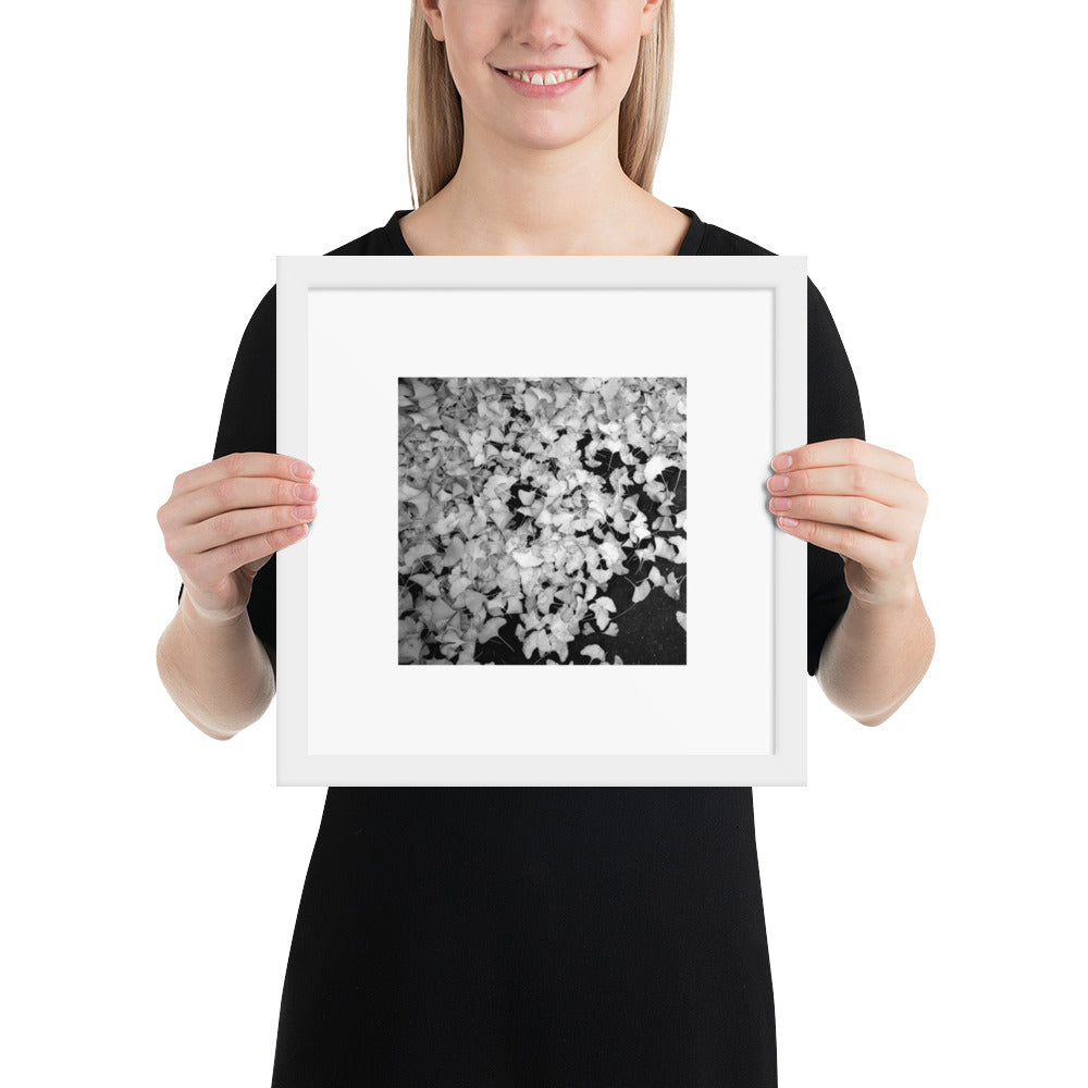 Minimalist art framed matte paper poster in white frame featuring the 'Ginkgo Biloba (B&W)' photo art. / フレーム付きマットペーパーポスター（ホワイトフレーム）：「イチョウ (モノクロ)」のフォトアートを配したミニマリストデザイン。