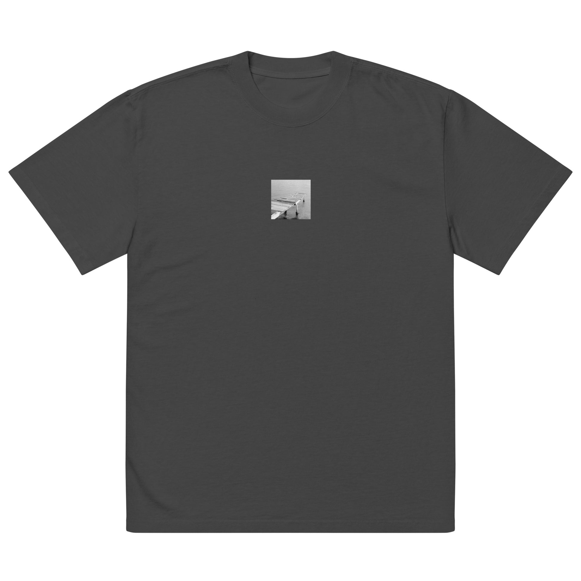 【Faded Black】
Minimalist mode street style oversized faded black T-shirt with a 'Sea and Pier' black and white photo print on the front / モードストリート系オーバーサイズ長袖Tシャツ（フェードブラック）、フロントに「桟橋と海」のモノクロ写真プリント