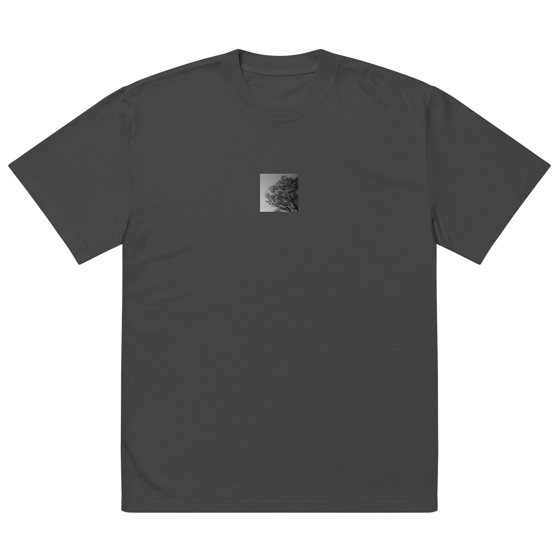 【Faded Black】
Minimalist mode style oversized faded black t-shirt with a 'Tree and Wind' black and white photo print on the front / モードストリート系オーバーサイズフェードTシャツ（フェードブラック）、フロントに「木と風」のモノクロ写真プリント（オーバーサイズTシャツ）