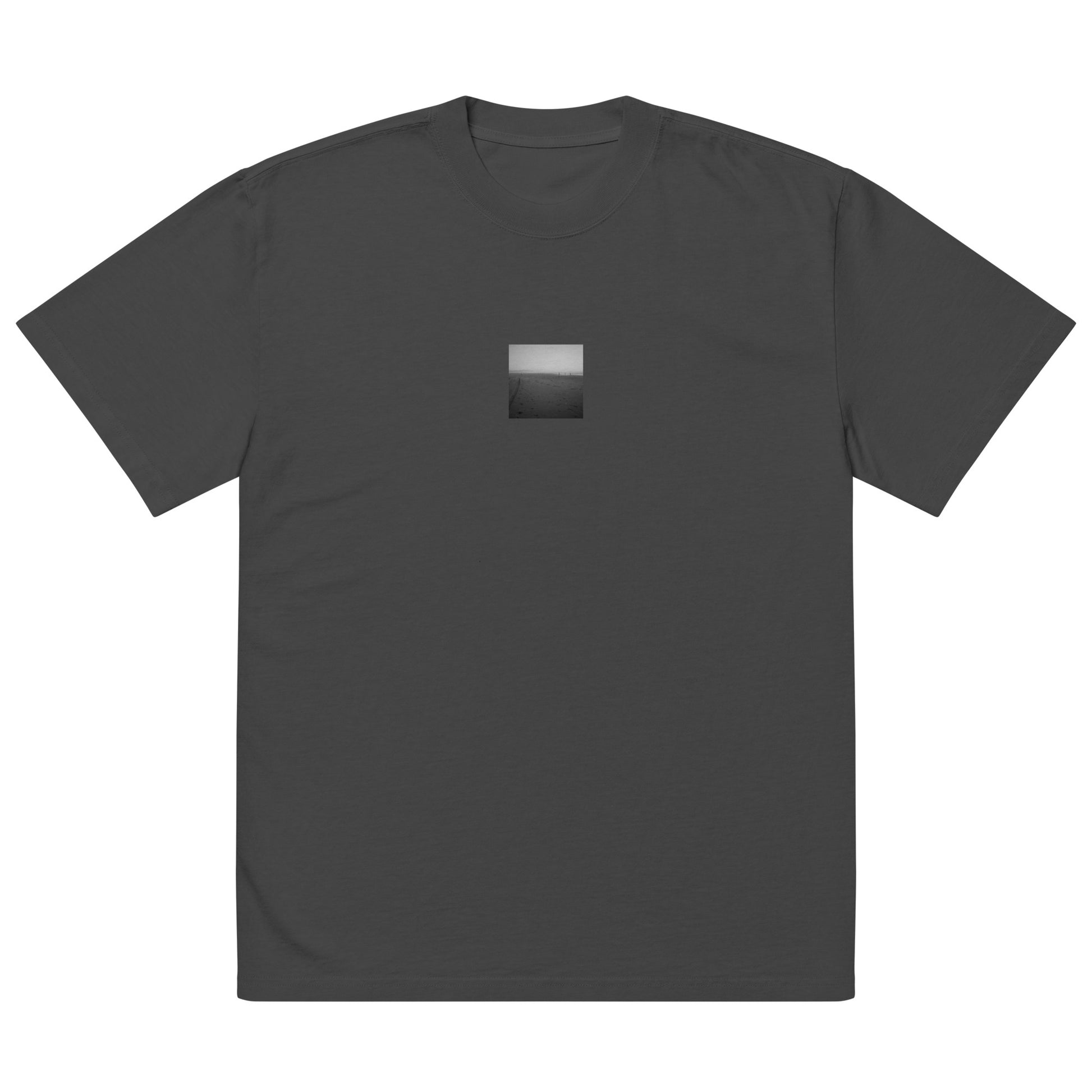 【Faded Black】
Minimalist mode style oversized faded black t-shirt with a 'Beach and People' black and white photo print on the front / モードストリート系オーバーサイズフェードTシャツ（フェードブラック）、フロントに「ビーチと人々」のモノクロ写真プリント（ビッグシルエットT）