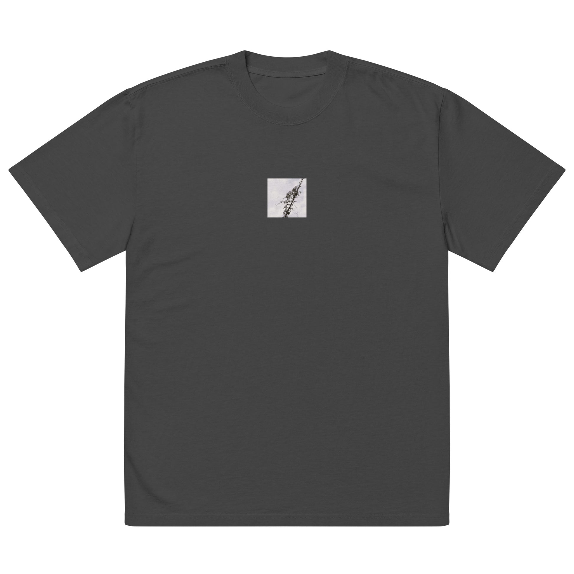 Minimalist mode style unisex premium faded black oversized faded t-shirt with a 'Vines Entangled on a Utility Pole' black and white photo print / モードストリート系ユニセックス・プレミアム・オーバーサイズ・フェイデッドTシャツ（フェイデッドブラック）、フロントに「電柱に絡まるツル」のモノクロ写真プリント（Tシャツ）