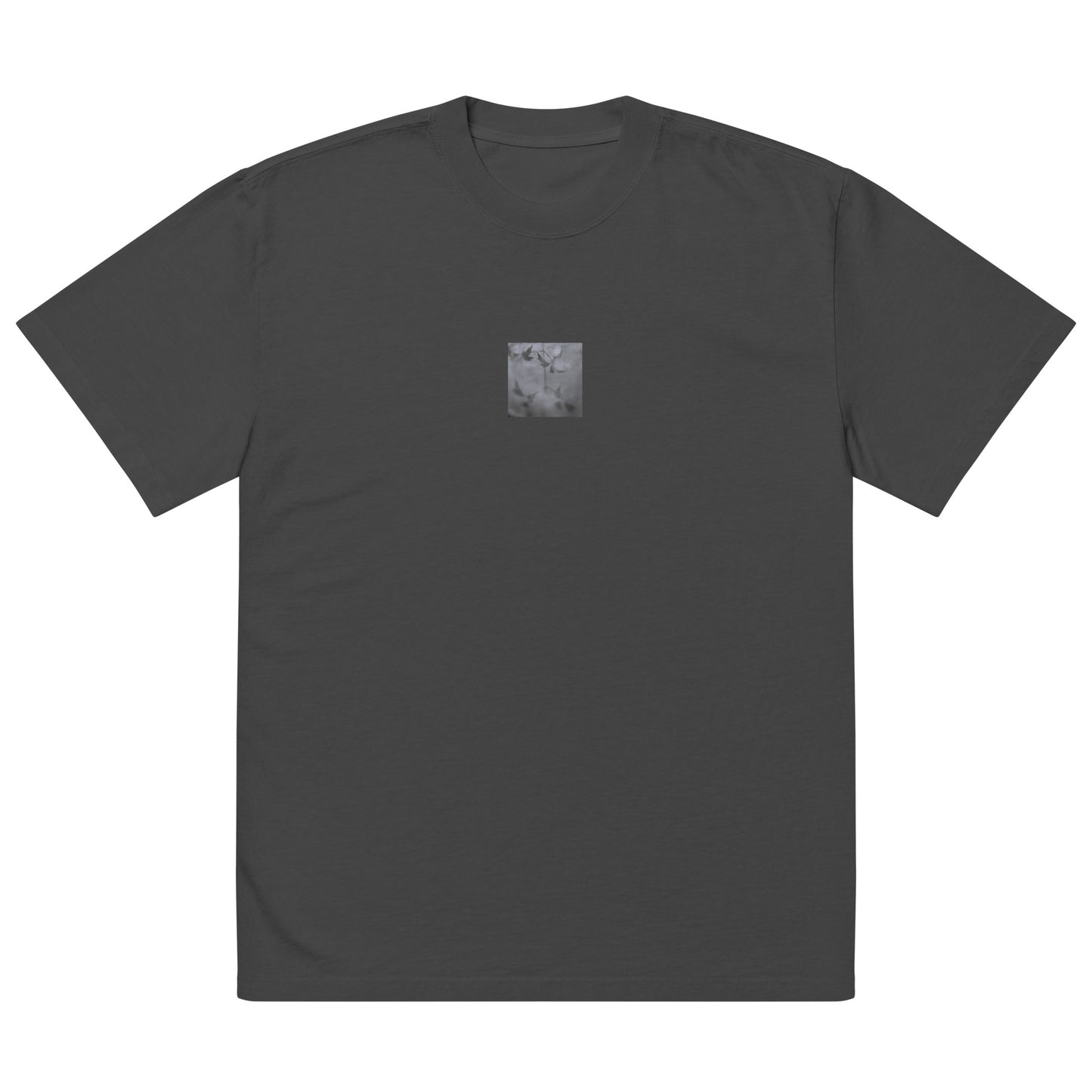 Minimalist mode style unisex premium faded black oversized faded t-shirt with a 'Water Surface & Leaves' black and white photo print / モードストリート系ユニセックス・プレミアム・オーバーサイズ・フェイデッドTシャツ（フェイデッドブラック）、フロントに「水面と葉」のモノクロ写真プリント（Tシャツ）