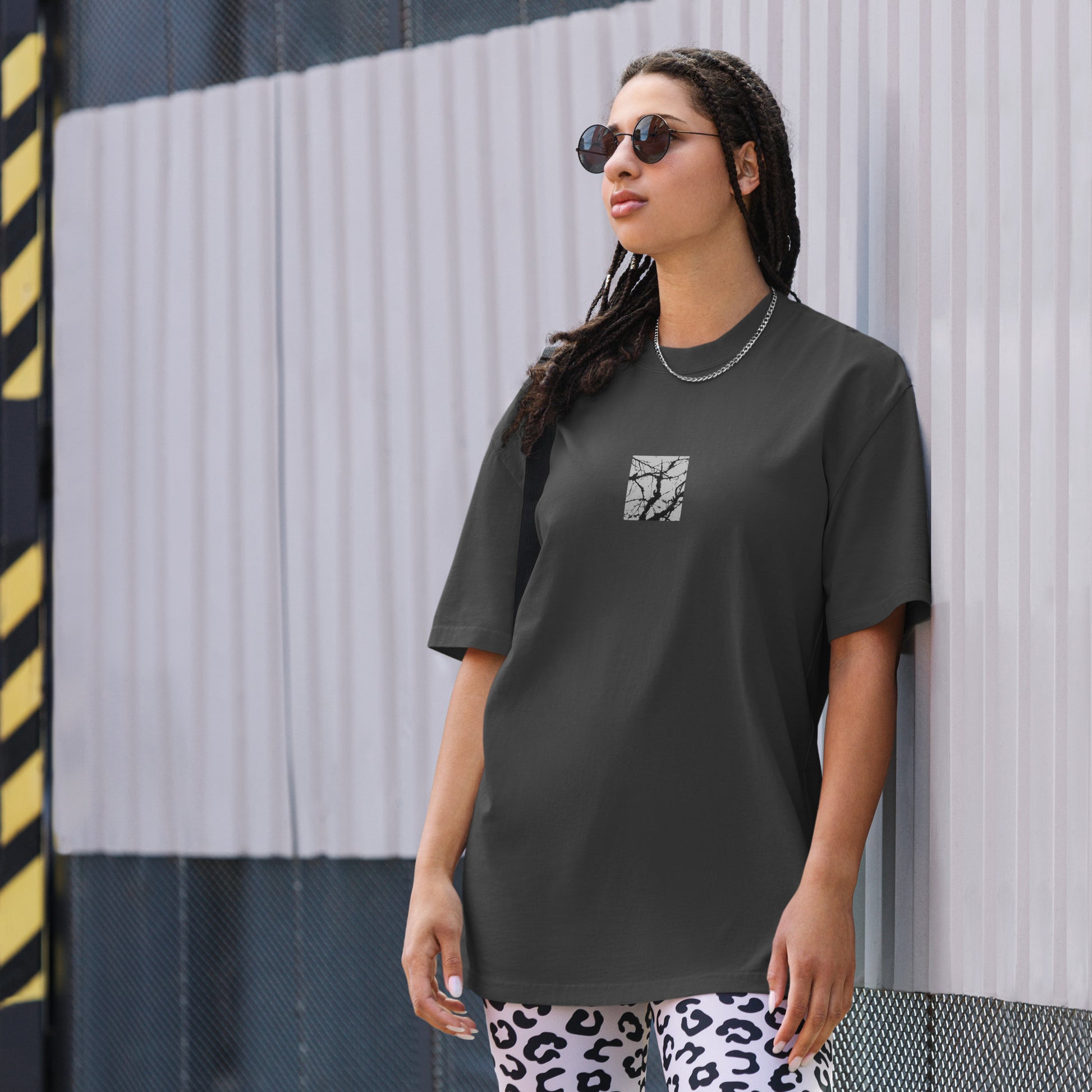 Minimalist mode style unisex faded black oversized faded t-shirt with a 'Bare Tree' black and white photo print / モードストリート系ユニセックス・フェイデッドブラック・オーバーサイズ・フェイデッドTシャツ、フロントに「Bare Tree（枯れ木）」のモノクロ写真プリント（Tシャツ）
